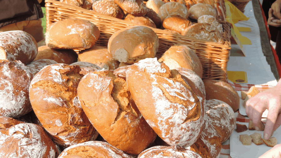 Easy GoTo Guide for Delicious Charcuterie Board Breads and Crackers